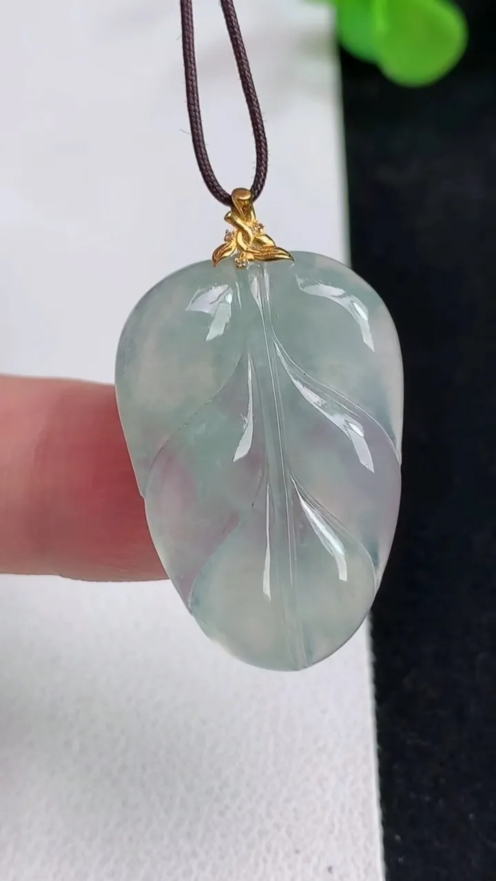 天然A货翡翠金枝玉叶 叶子吊坠，尺寸30-20.7-4，重量:5.23g
5月12日