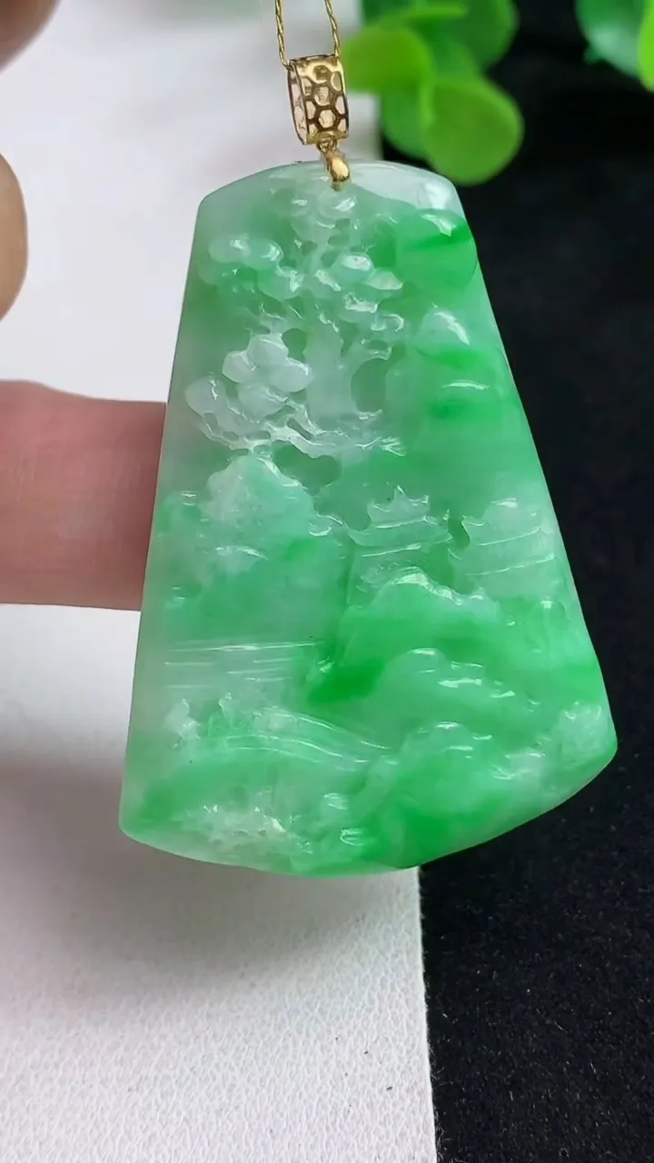 天然A货翡翠山水牌吊坠，尺寸49.7-36.7-5，重量:18.00g
5月12日