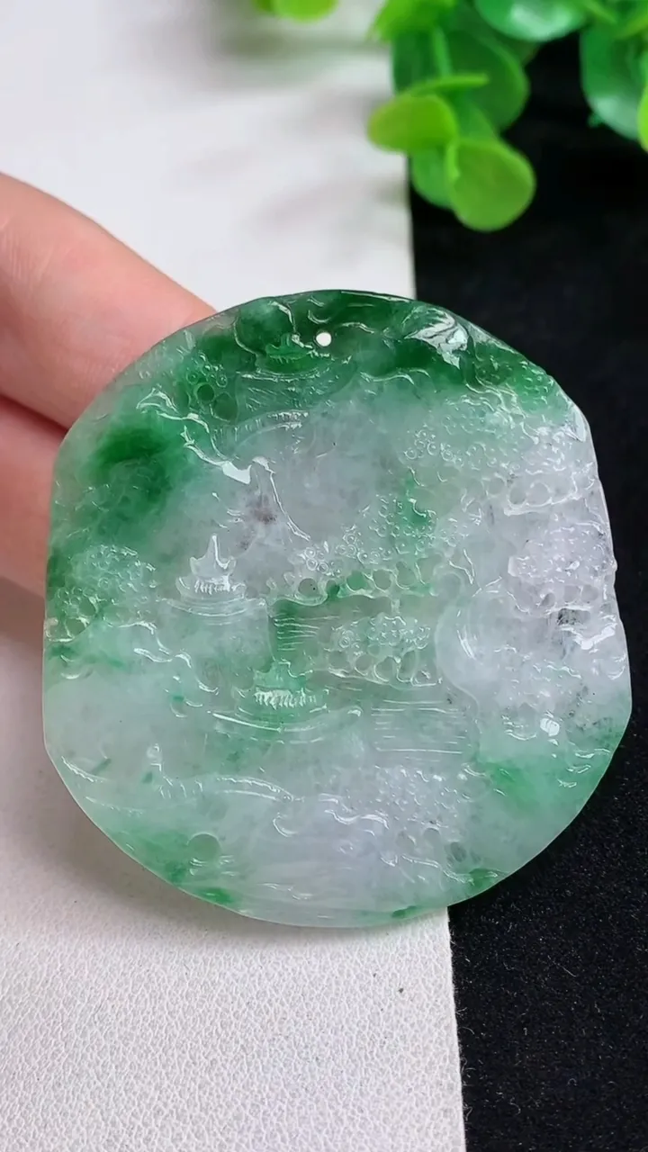 天然A货翡翠山水牌吊坠，尺寸56.3-52.2-5，重量:32.58g
5月12日