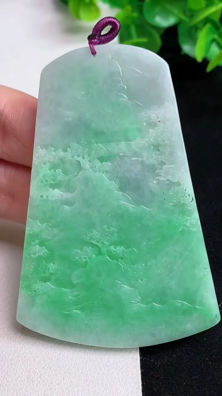 天然A货翡翠山水牌吊坠，尺寸77-51.5-6.4，重量:50.38g
5月12日