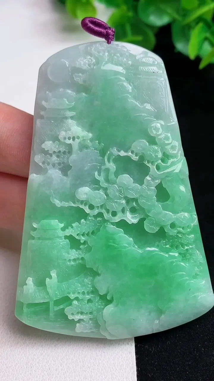 天然A货翡翠山水牌吊坠，尺寸77-51.5-6.4，重量:50.38g
5月12日