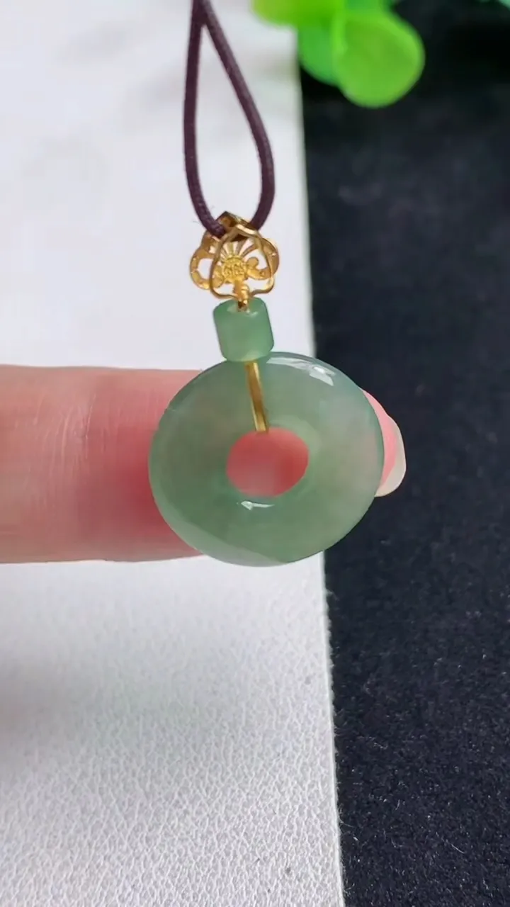 天然A货翡翠平安环吊坠，尺寸17.4-3，重量:2.07g
5月12日