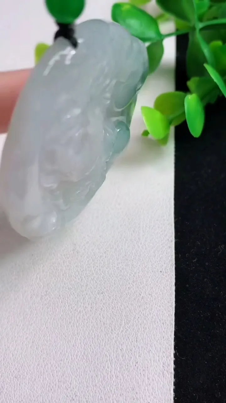 天然A货翡翠飘花龙牌吊坠，尺寸56-48-6.2，重:31.13g
5月12日
