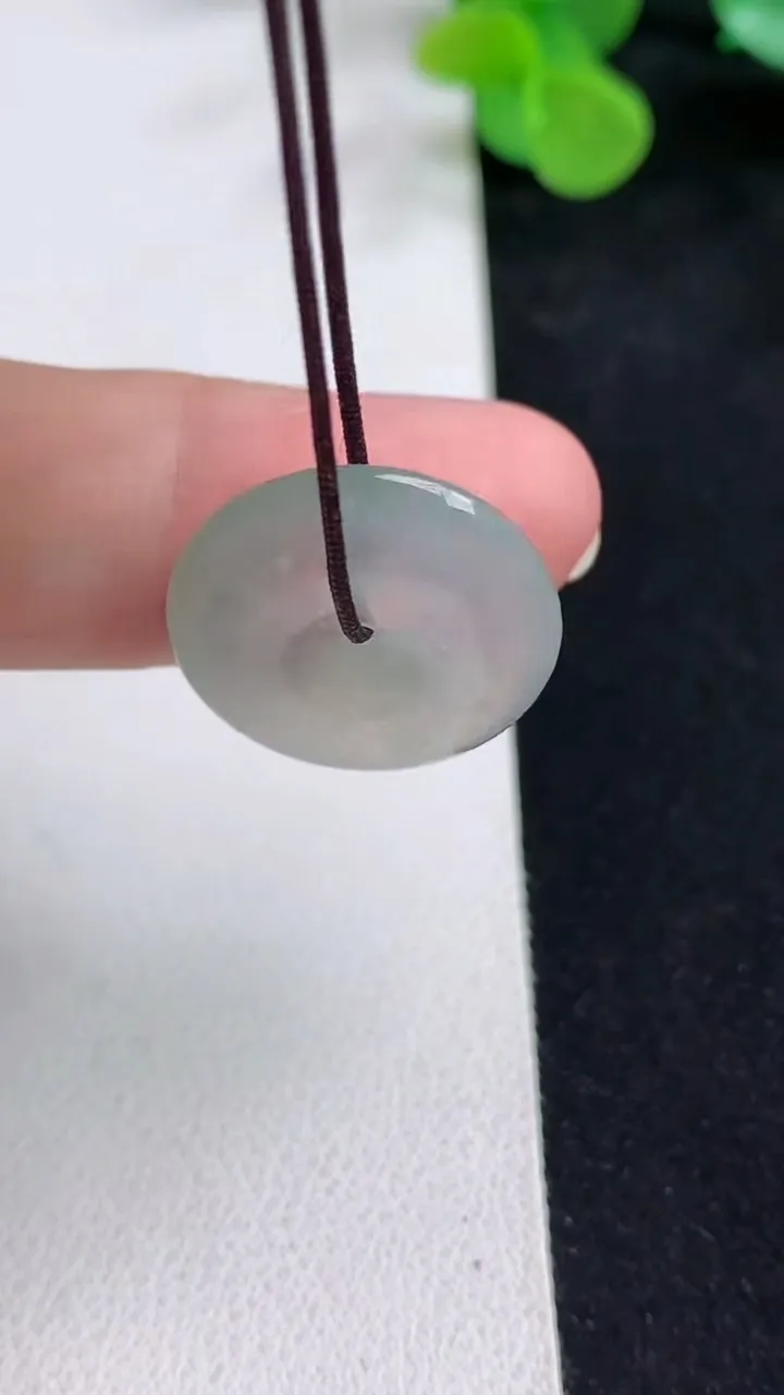 天然A货翡翠白冰平安扣吊坠，尺寸19.6-4.3，重量:3.48g
5月12日