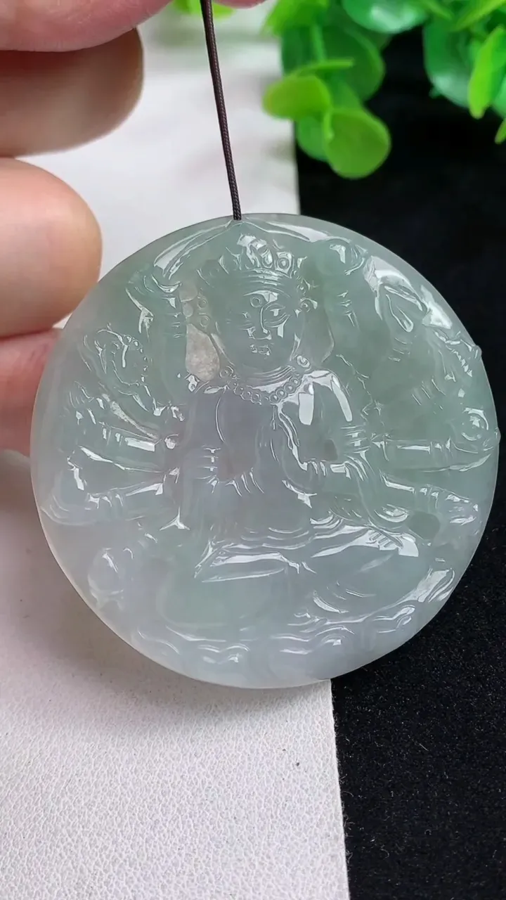 天然A货翡翠千手观音吊坠，尺寸54.8-4.6，重量:26.97g
5月12日