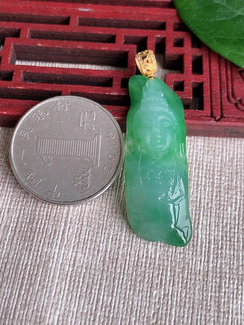 天然A货翡翠18K金扣头飘绿观音吊坠尺寸37.8×13.8×7.2m量5.19g 0511