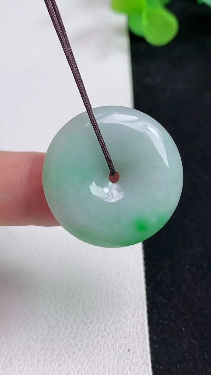 天然A货翡翠平安扣吊坠，尺寸26.7-5.6，重量:8.48g
5月12日
