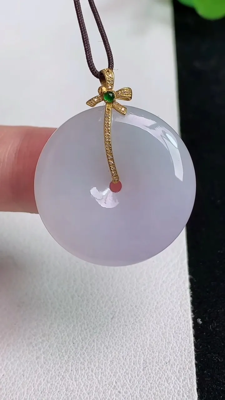 天然A货翡翠k金紫罗兰平安扣吊坠，尺寸25.7-5.5，重量:8.10g
5月12日