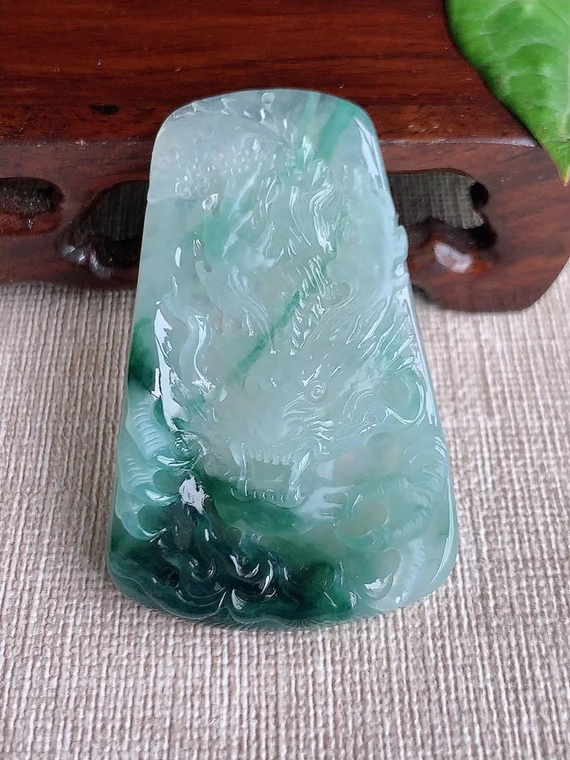 天然A货翡翠飘花龙牌吊坠尺寸52.3×32.4×5.6m量18.62g 0511