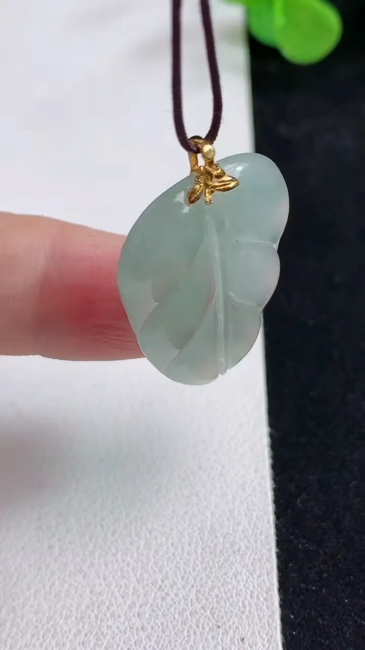 天然A货翡翠金枝玉叶 叶子吊坠，尺寸30-20.7-4，重量:5.23g
5月12日