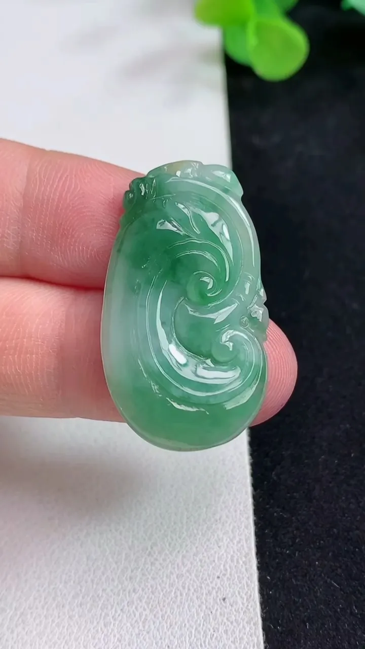 天然A货翡翠如意吊坠，尺寸33.4-19.6-4.4，重量:5.56g
5月12日