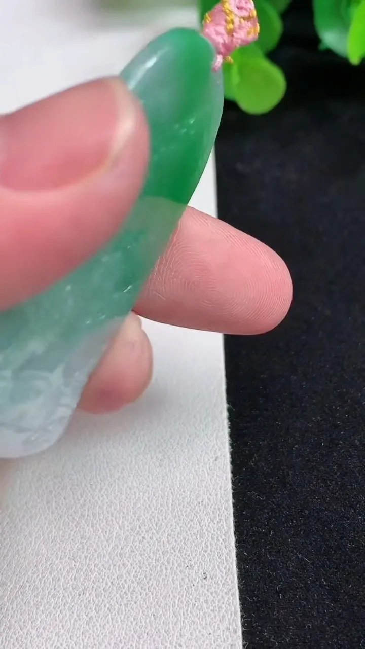 天然A货翡翠山水牌吊坠，尺寸55-31-6，重量:24.33g
5月12日