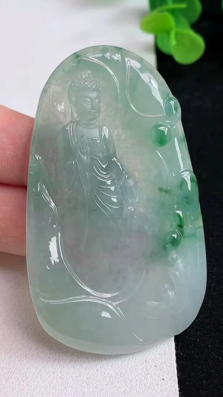 天然A货翡翠阿弥陀佛吊坠，尺寸69-40.8-5.7，重量:34.01g
5月12日