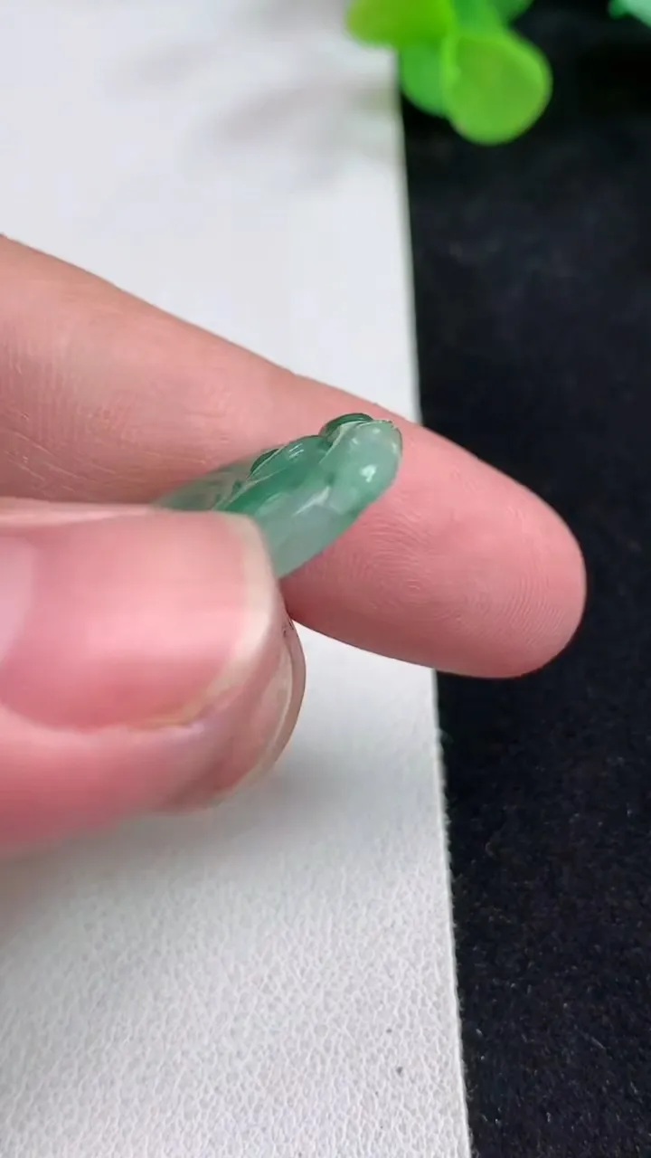 天然A货翡翠如意吊坠，尺寸33.4-19.6-4.4，重量:5.56g
5月12日