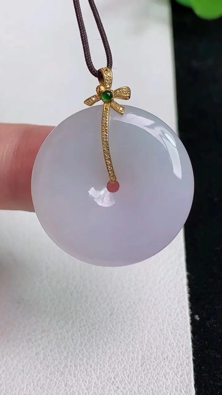 天然A货翡翠k金紫罗兰平安扣吊坠，尺寸25.7-5.5，重量:8.10g
5月12日