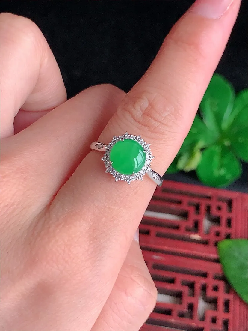 天然A货翡翠18K金伴钻镶嵌甜绿蛋面戒指 圈口17.5裸石尺寸7.4mm 重量2.15g 0511