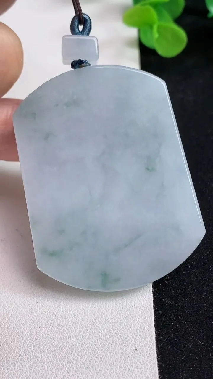 天然A货翡翠飘花无事牌吊坠，尺寸54-41.3-5.8，重量:40.08g
5月12日