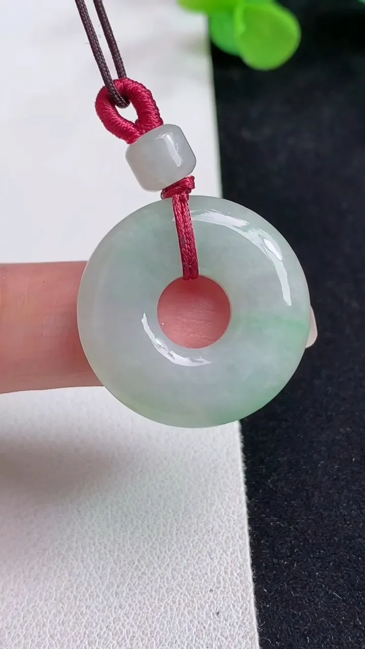 天然A货翡翠平安环吊坠，尺寸25.4-5.5，重量:7.45g
5月12日