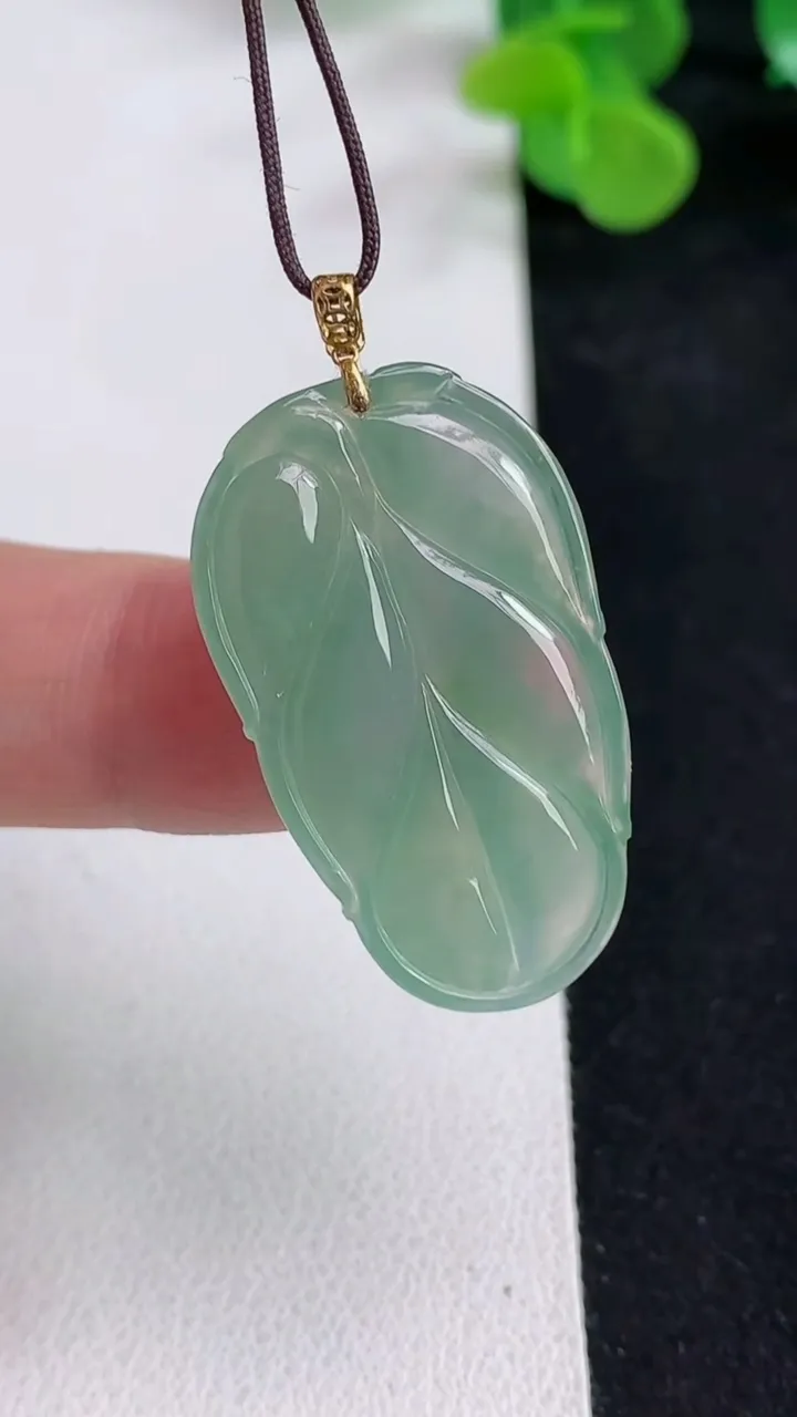 天然A货翡翠金枝玉叶 叶子吊坠，尺寸32.5-19.7-4.4，重量:5.46g
5月12日