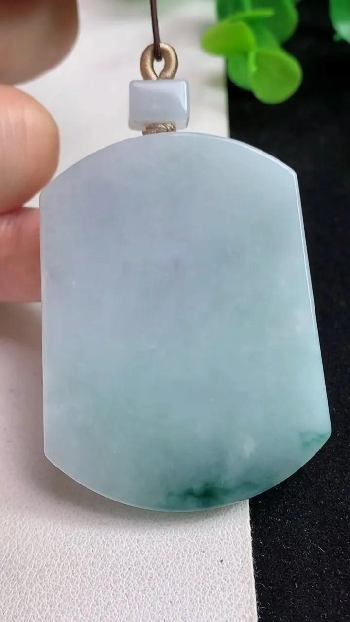 天然A货翡翠飘花无事牌吊坠，尺寸55.3-42.2-6.3，重量:44.43g
5月12日