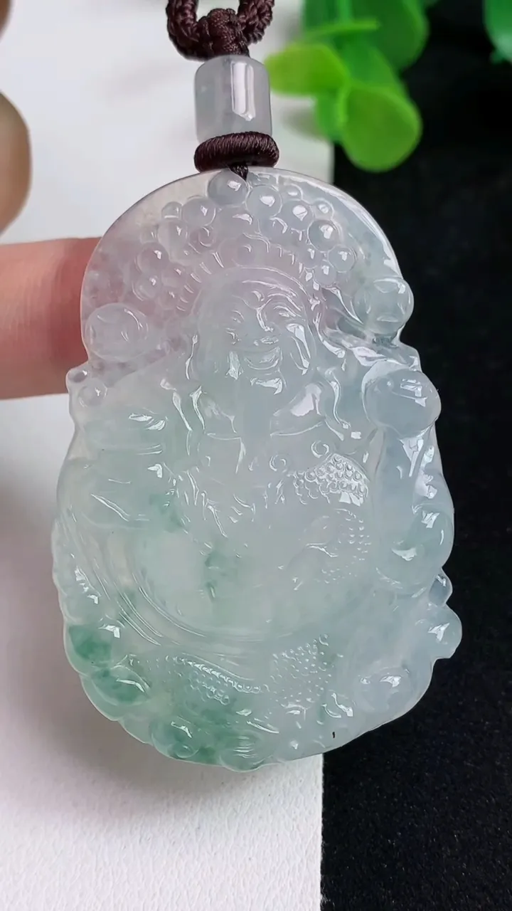 天然A货翡翠飘花财神爷吊坠，尺寸52.7-36-5.6，重量:24.72g
5月12日