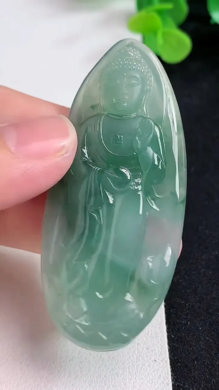 天然A货翡翠阿弥陀佛吊坠，尺寸65-29.2-6.7，重量:25.21g
5月12日