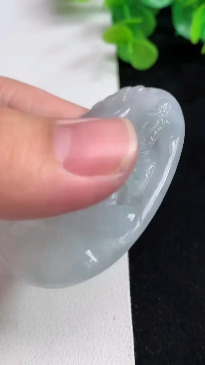 天然A货翡翠白冰普贤菩萨吊坠，尺寸56-37.4-5.4，重量:23.12g
5月12日