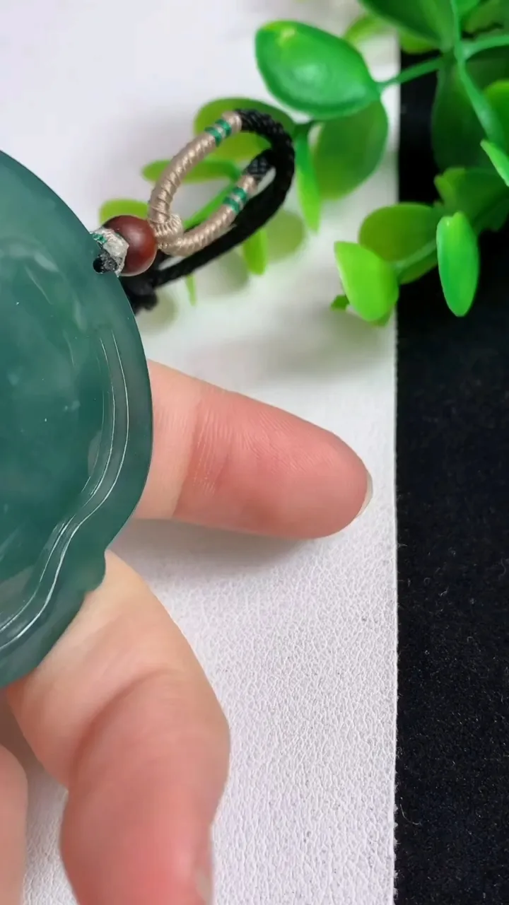 天然A货翡翠蓝水千手观音吊坠，尺寸50.5-6.6，重:33.26g
5月12日
