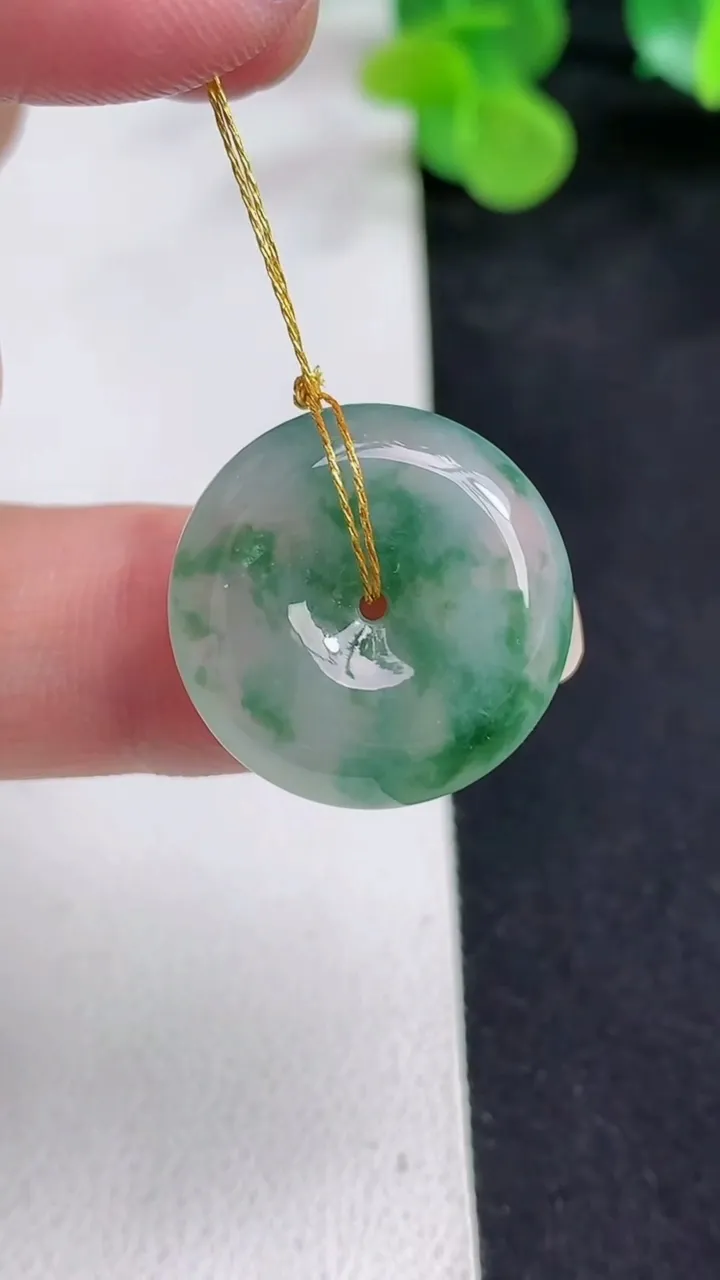 天然A货翡翠飘花平安扣吊坠，尺寸20.6-6.6，重量:5.86g
5月12日