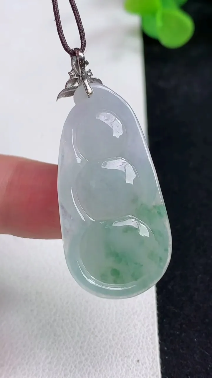 天然A货翡翠k金飘花福豆吊坠，尺寸37.6-19.2-7，重量:8.30g
5月12日