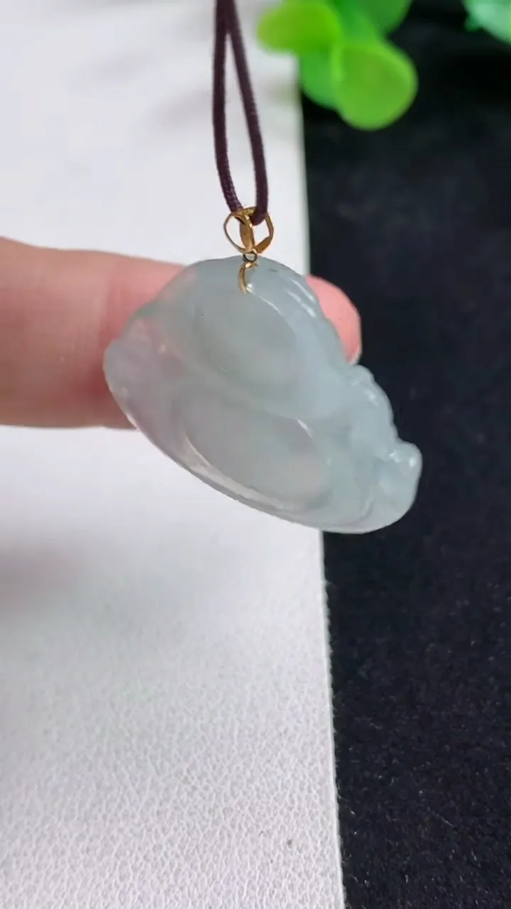 天然A货翡翠白冰佛公吊坠，尺寸23.7-29.2-5.3，重量:5.49g
5月12日