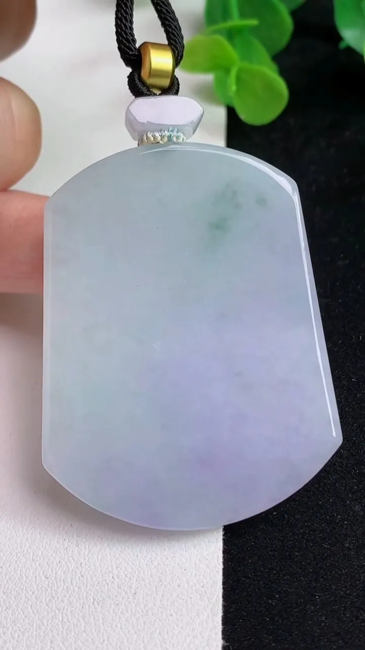 天然A货翡翠春带彩 紫罗兰无事牌吊坠，尺寸53.6-41.2-5.7，重量:40.51g
5月12日