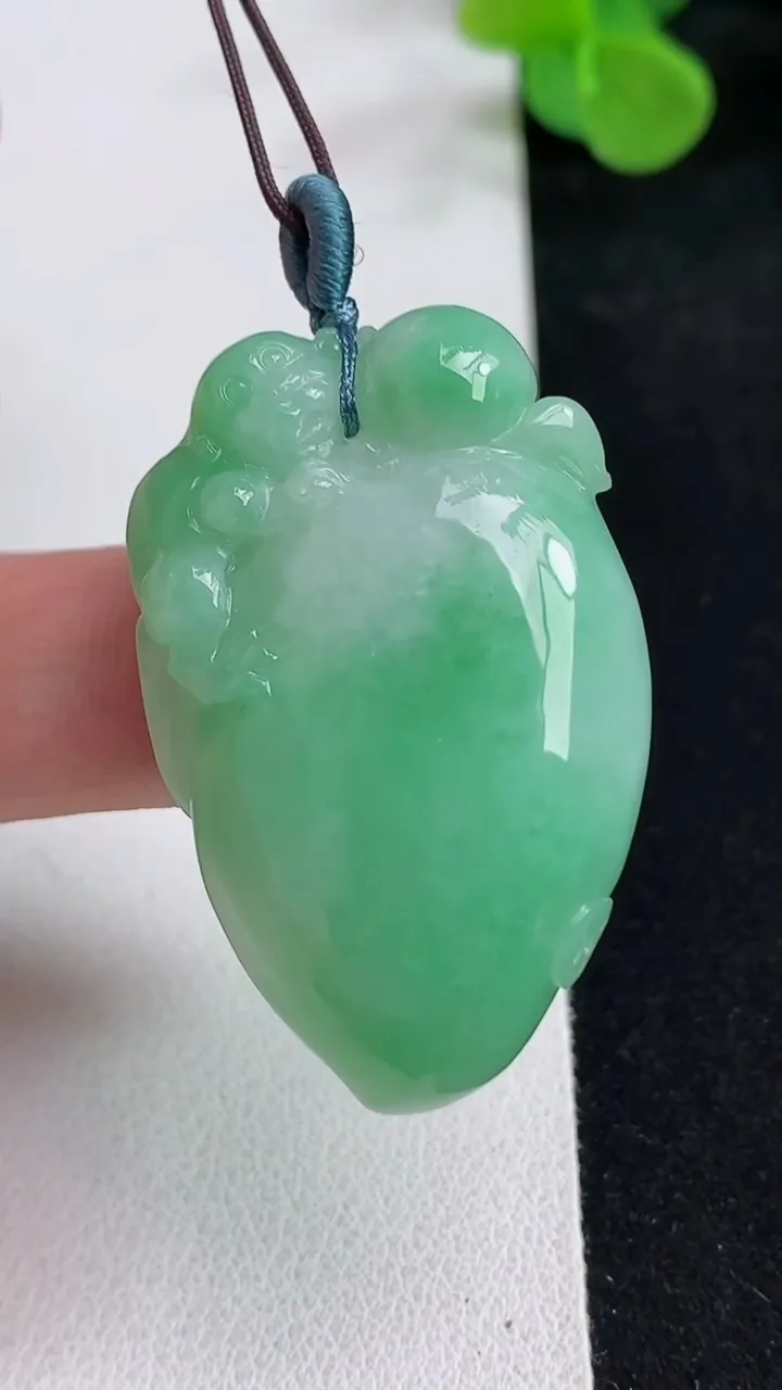天然A货翡翠灵猴献瑞 福瓜吊坠，尺寸40.4-25.8-10，重量:20.35g
5月12日