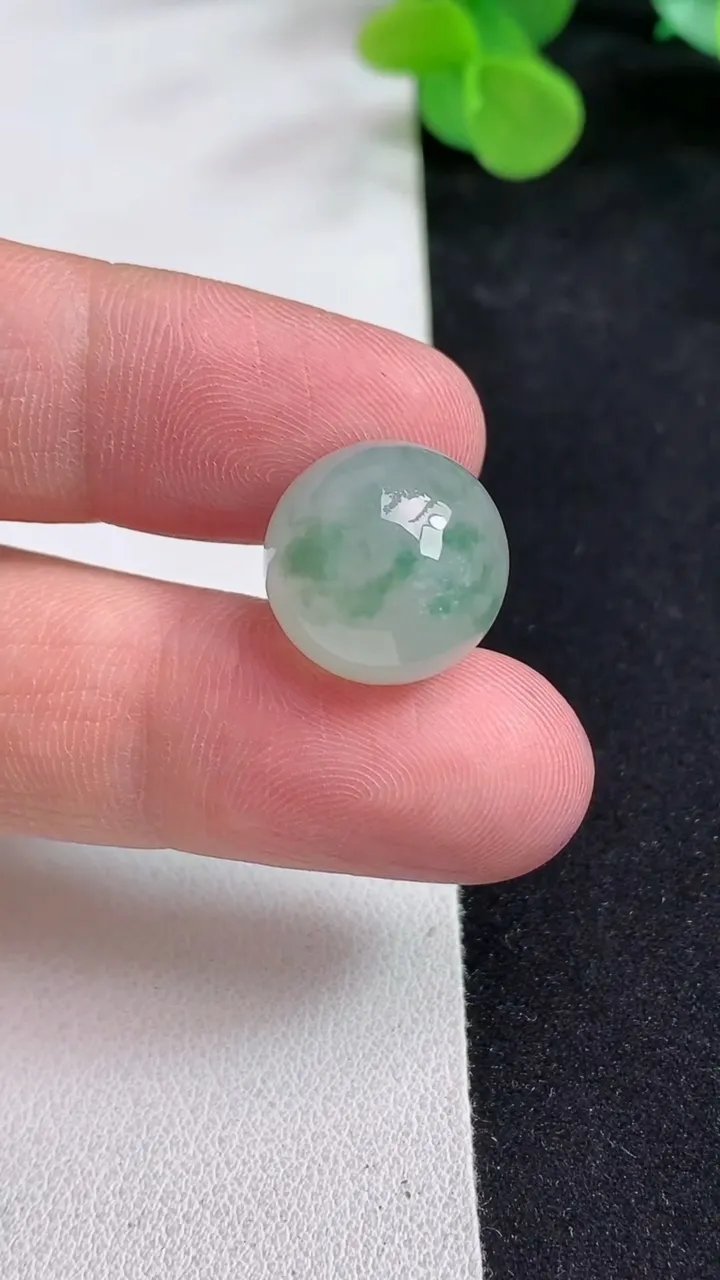天然A货翡翠飘花圆珠吊坠，尺寸15，重量:6.04g5月12日
工厂直销收藏佳品,种好水足，色泽均匀，有种有色，上手高大气！