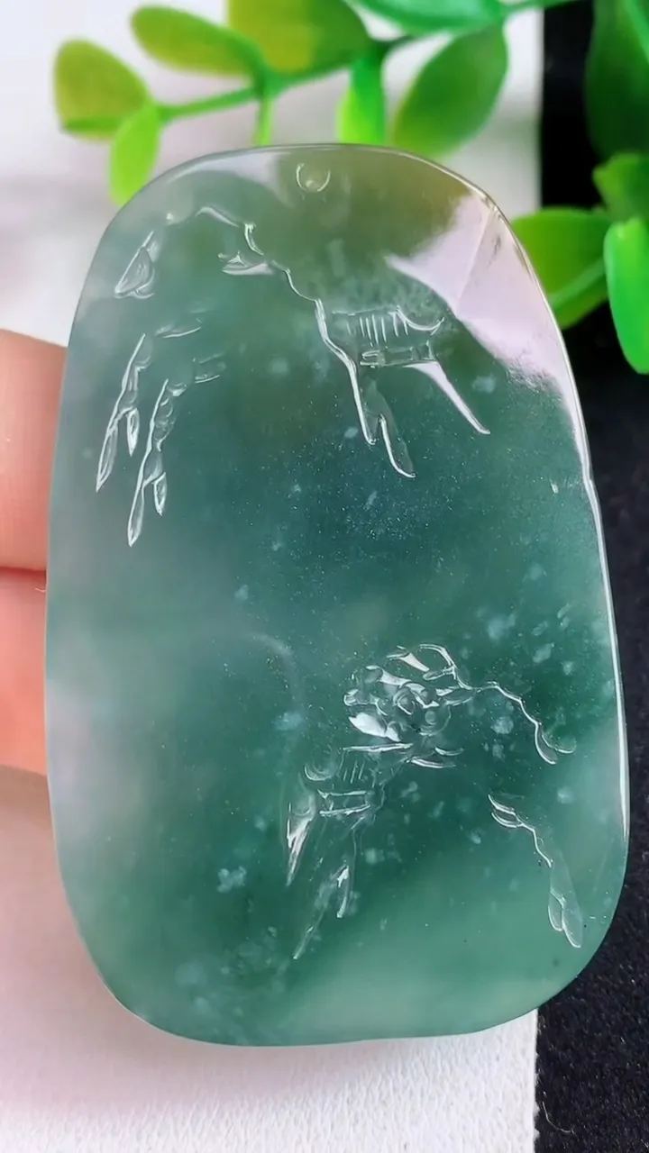 天然A货翡翠蓝水双彩山水牌吊坠，尺寸60.7-39-7.8，重:34.22g
5月12日