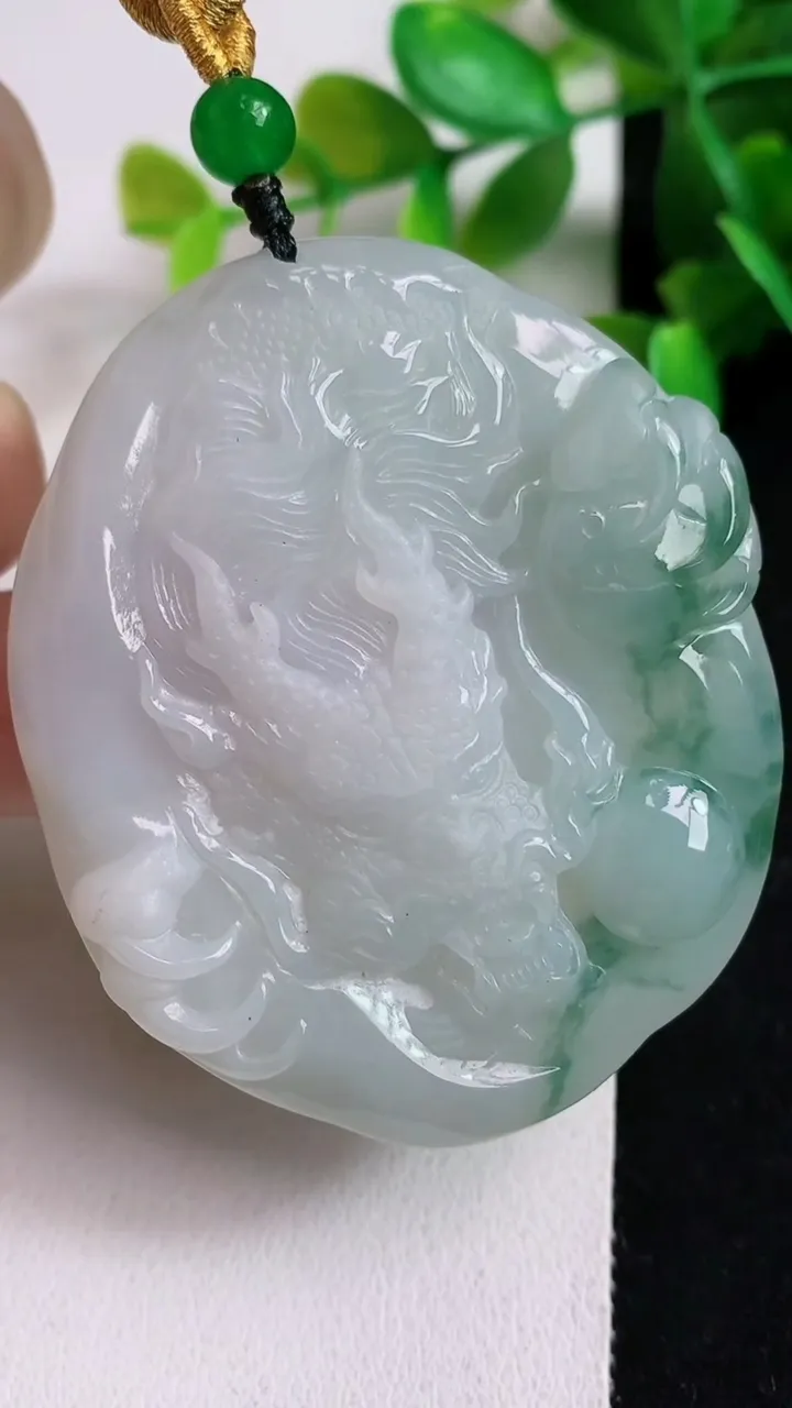 天然A货翡翠飘花龙牌吊坠，尺寸56-48-6.2，重:31.13g
5月12日