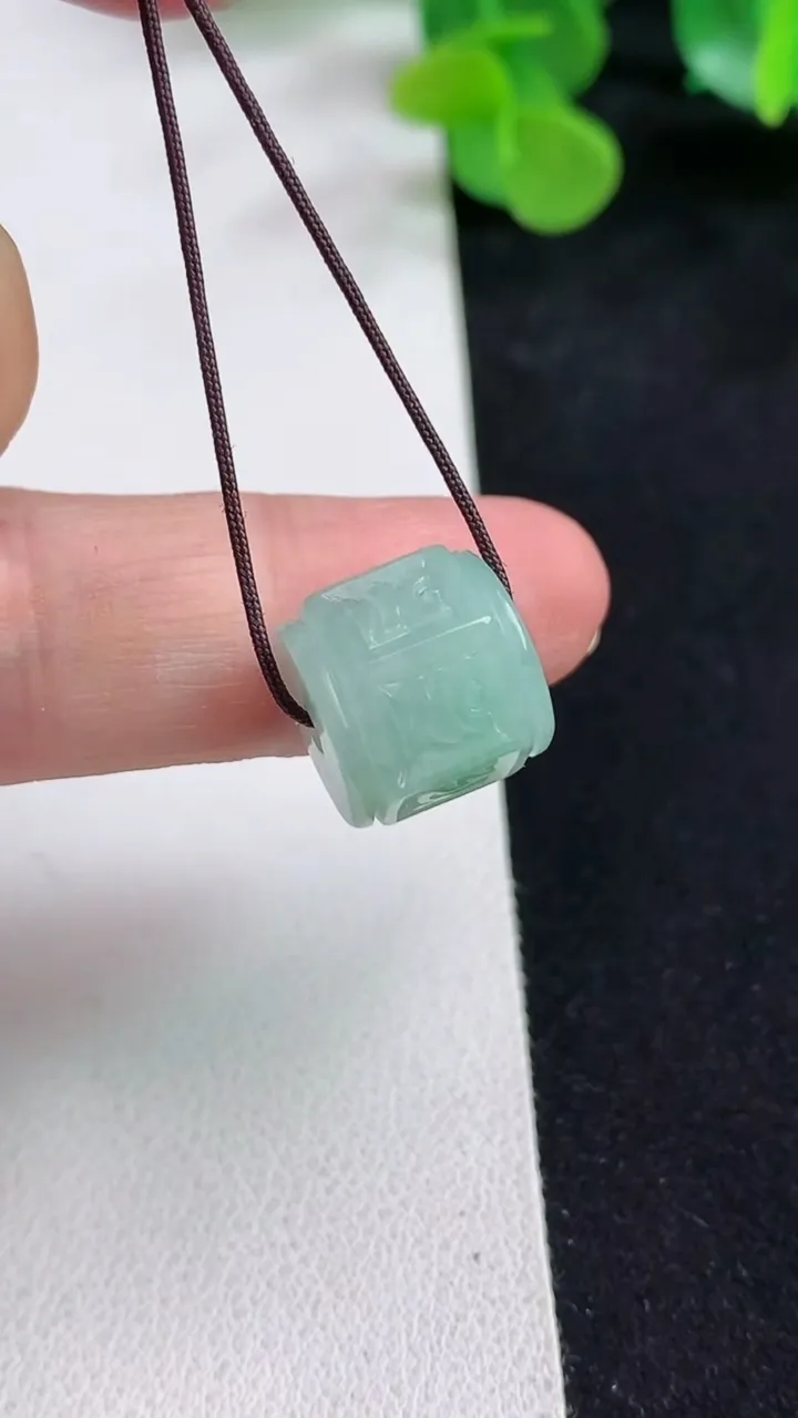 天然A货翡翠路路通吊坠，尺寸11.6-12，重量:4.34g
5月12日