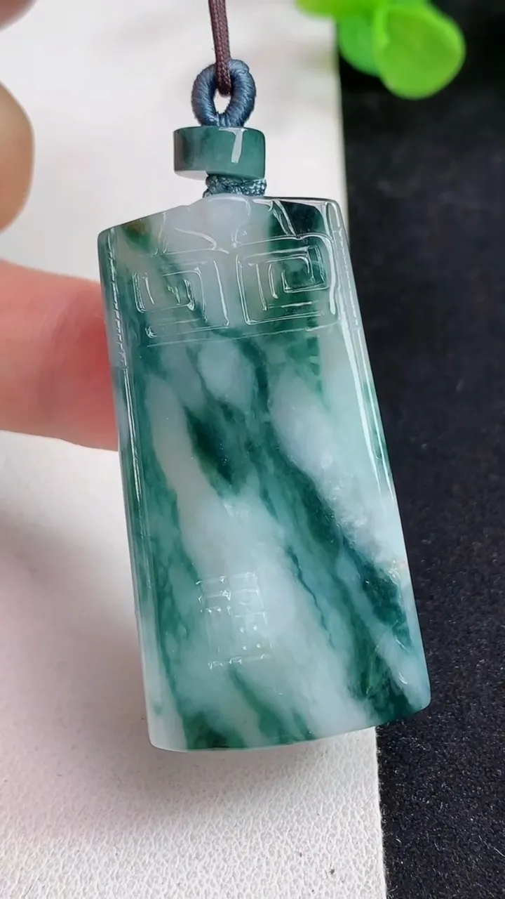 天然A货翡翠飘花仿古无事牌吊坠，尺寸45.7-24-5.5，重量:16.21g
5月12日