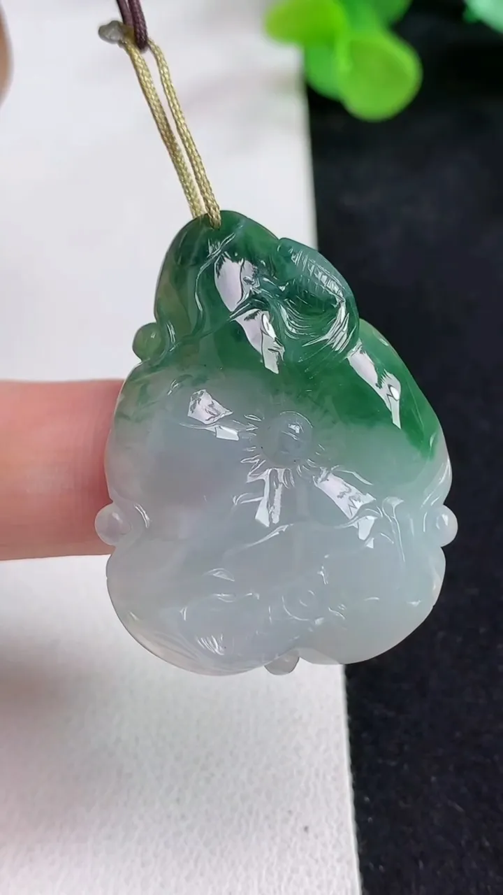 天然A货翡翠飘花荷叶鱼吊坠，尺寸36.2-28.7-6.6，重量:11.51g
5月12日