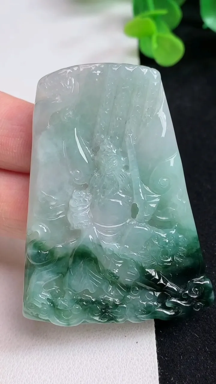 天然A货翡翠飘花关公吊坠，尺寸60-44.5-5，重量:29.40g
5月12日