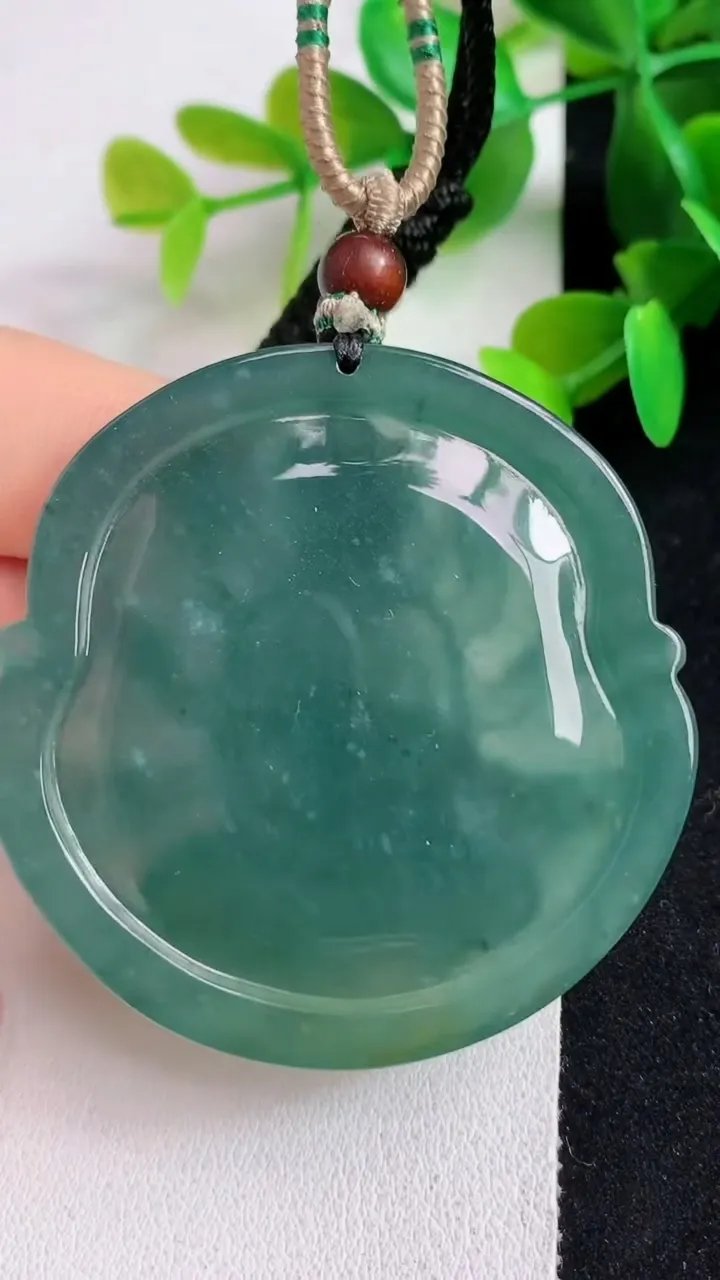 天然A货翡翠蓝水千手观音吊坠，尺寸50.5-6.6，重:33.26g
5月12日