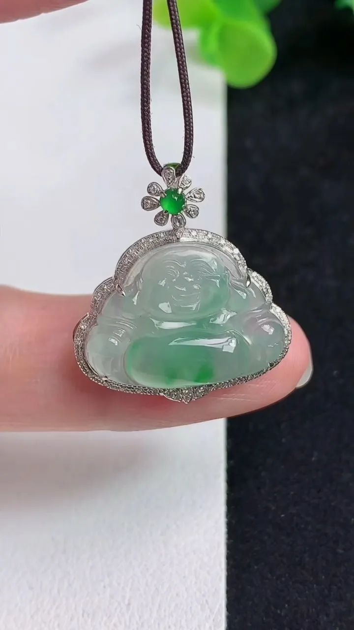 天然A货翡翠佛公吊坠，尺寸25.3-23.2-7.4，裸石15-20.8，重量:3.25g
5月12日