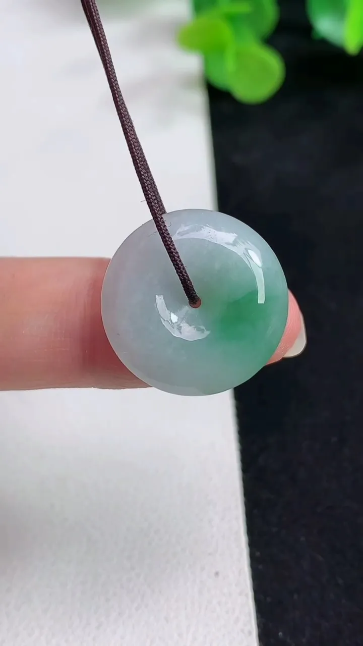 天然A货翡翠平安扣吊坠，尺寸19.7-5.4，重量:4.13g
5月12日