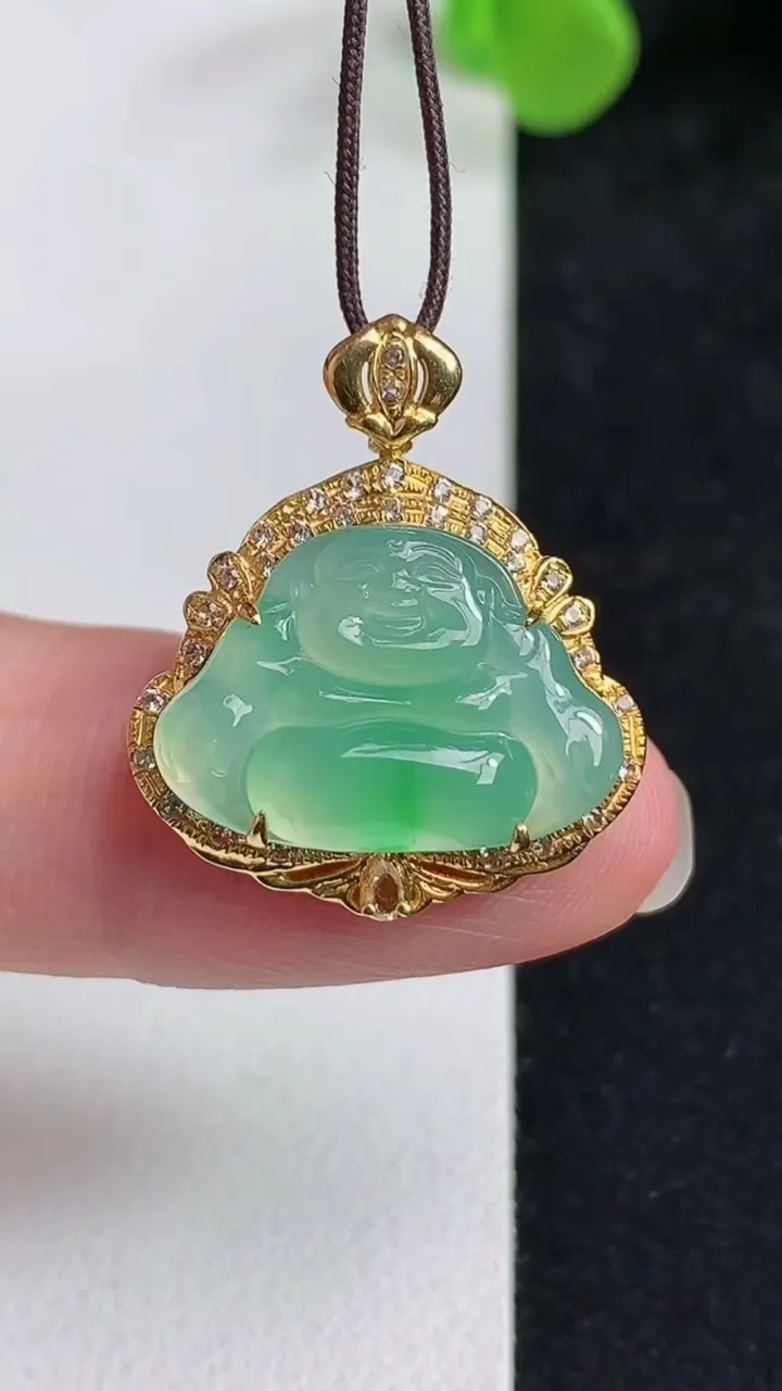 天然A货翡翠佛公吊坠，尺寸24.5-21.2-7，裸石13-18.6，重量:3.60g
5月12日