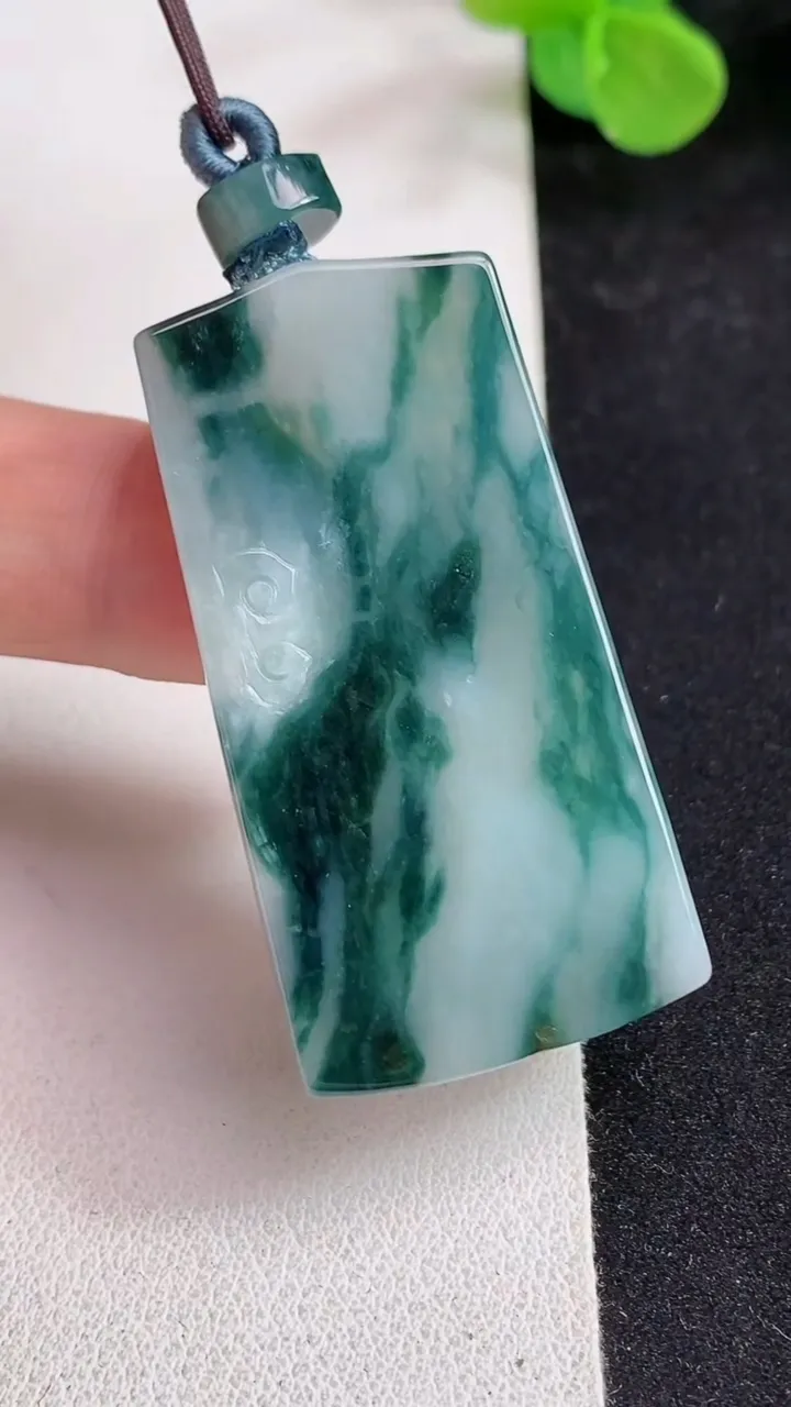 天然A货翡翠飘花仿古无事牌吊坠，尺寸45.7-24-5.5，重量:16.21g
5月12日