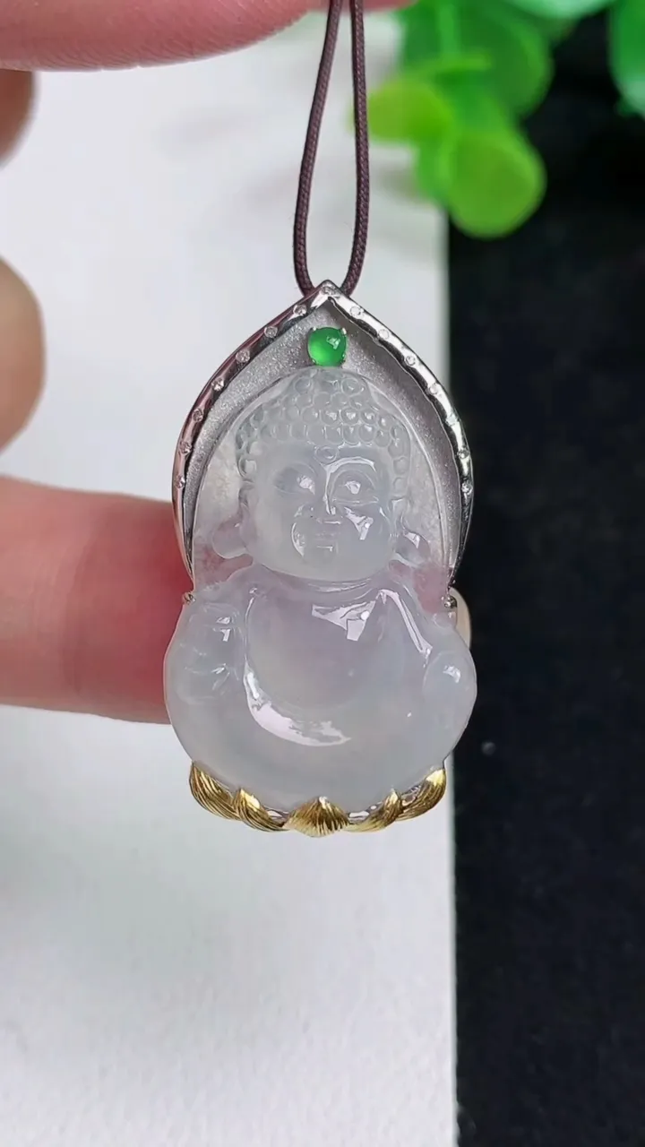 天然A货翡翠白冰宝宝佛吊坠，尺寸34-26-19-7，重量:5.70g
5月12日