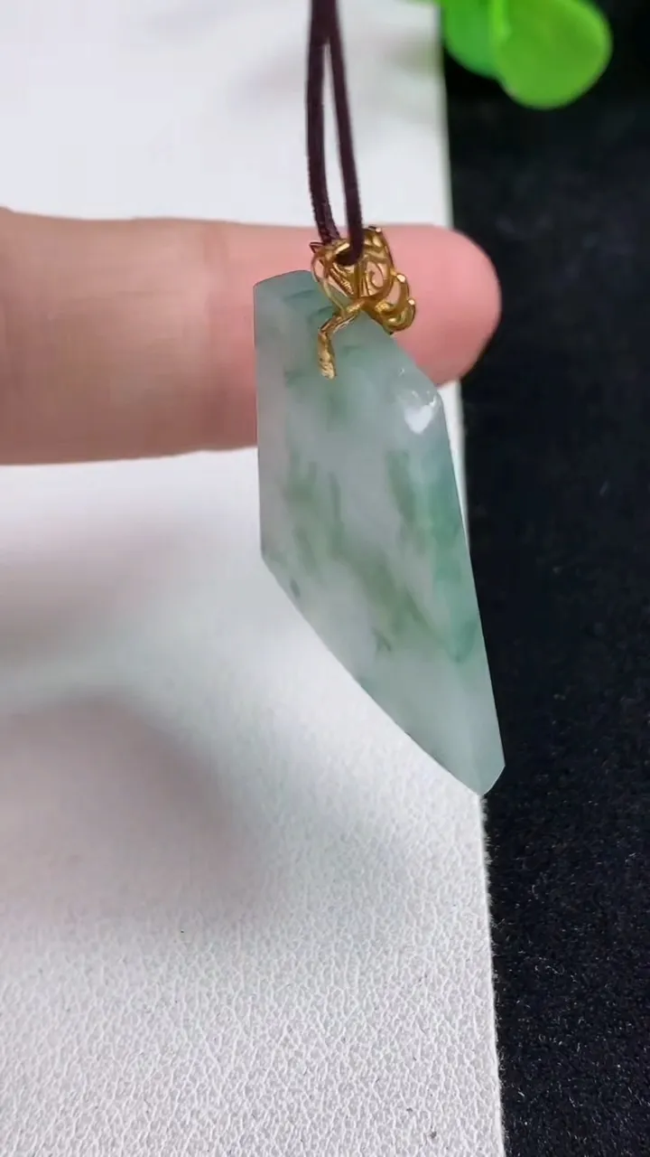 天然A货翡翠k金飘花无事牌吊坠，尺寸33.2-26-2.8，重量:6.50g
5月12日