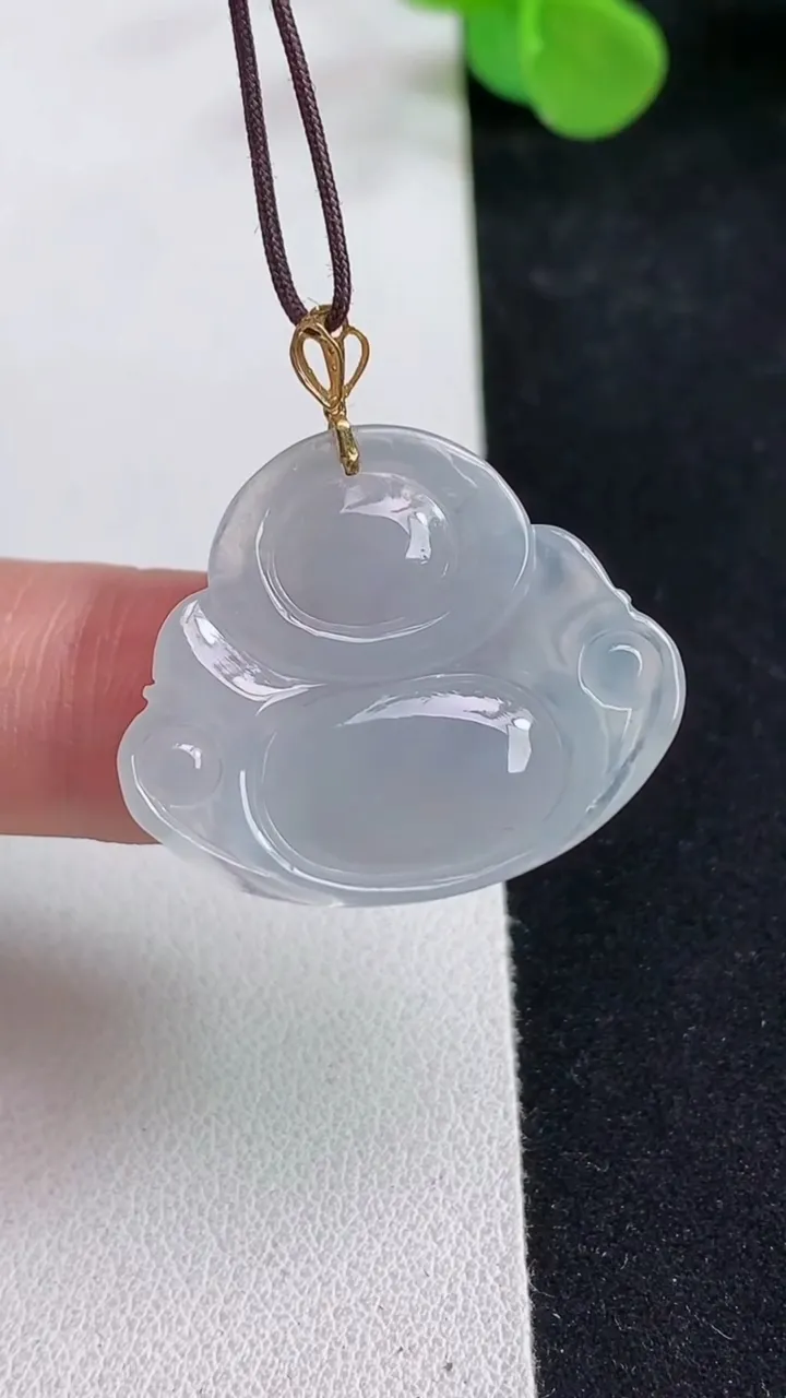 天然A货翡翠白冰佛公吊坠，尺寸23.7-28.6-5.3，重量:5.28g
5月12日