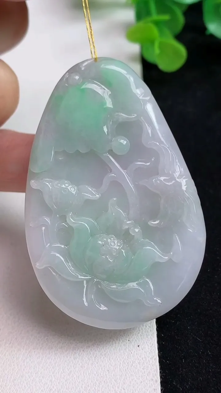 天然A货翡翠鸟语花香吊坠，尺寸63-41.3-5.8，重量:31.09g
5月12日