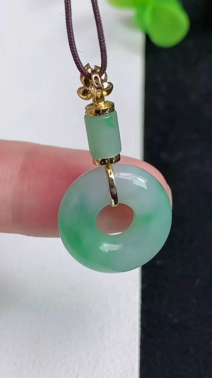 天然A货翡翠平安环吊坠，尺寸17.5-5.5，重量:4.24g
5月12日
